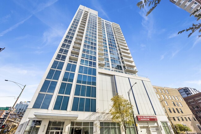 757 N Orleans St, Unit #2004 in Chicago, IL - Foto de edificio - Building Photo