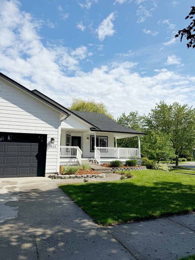 property at 1923 W Hampson Ave