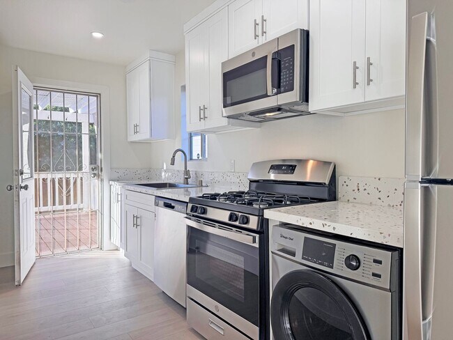 130 W Malvern Ave in Fullerton, CA - Foto de edificio - Building Photo