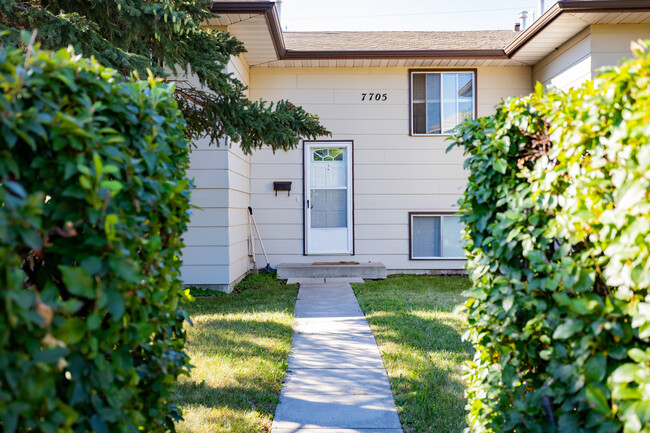 7705 41 Av NW in Calgary, AB - Building Photo - Building Photo