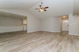 15706 Crying Wind Dr in Tampa, FL - Building Photo - Building Photo