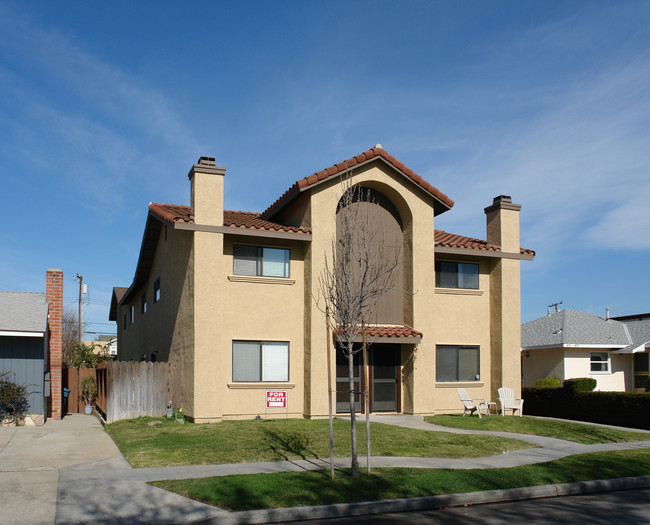 4061 Howard Ave in Los Alamitos, CA - Foto de edificio - Building Photo