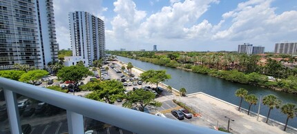 20505 E Country Club Dr, Unit 739 in Aventura, FL - Building Photo - Building Photo