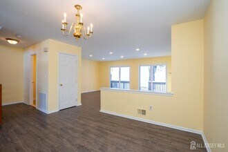 42 Chicopee Dr in Princeton, NJ - Foto de edificio - Building Photo