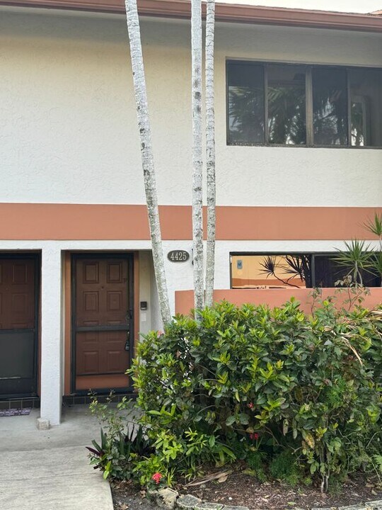 4425 SW 70th Terrace in Davie, FL - Building Photo