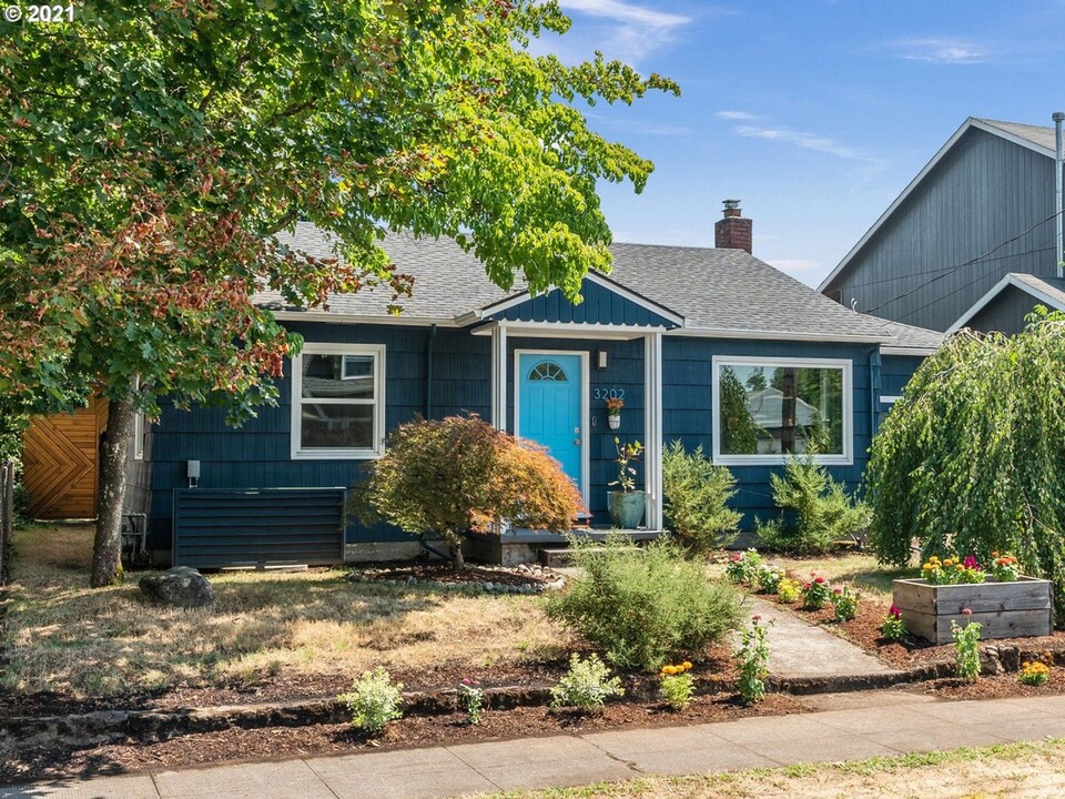 3202 SE 56th Ave in Portland, OR - Building Photo