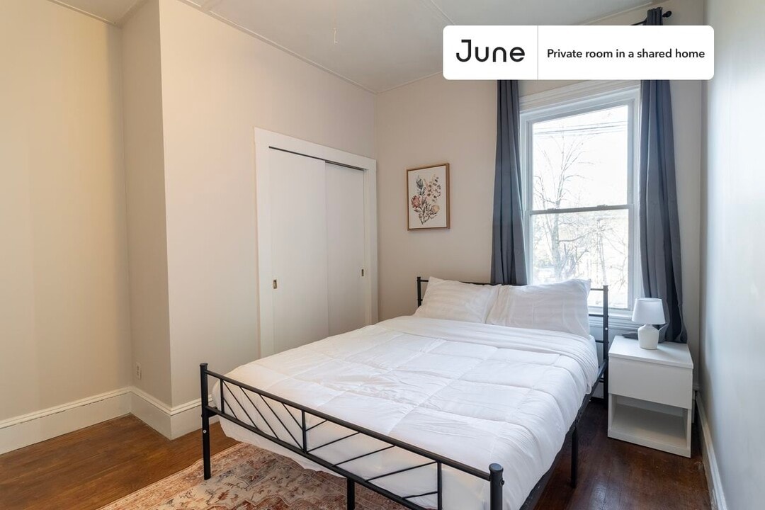 Private bedroom in 3 bed/1 bath Home in Boston, MA - Building Photo