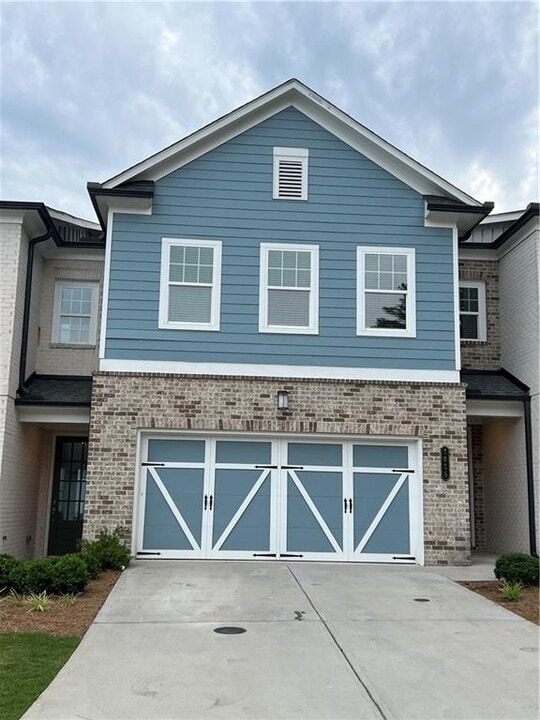 6025 Stella Dr in Alpharetta, GA - Building Photo