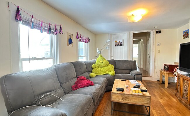 28A Cherry St, Unit 2 in Somerville, MA - Foto de edificio - Building Photo