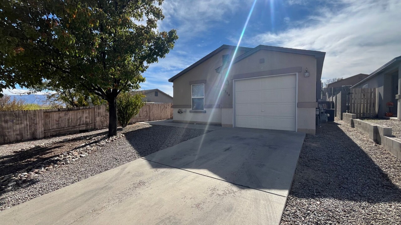 2120 Sagecrest Loop in Rio Rancho, NM - Foto de edificio