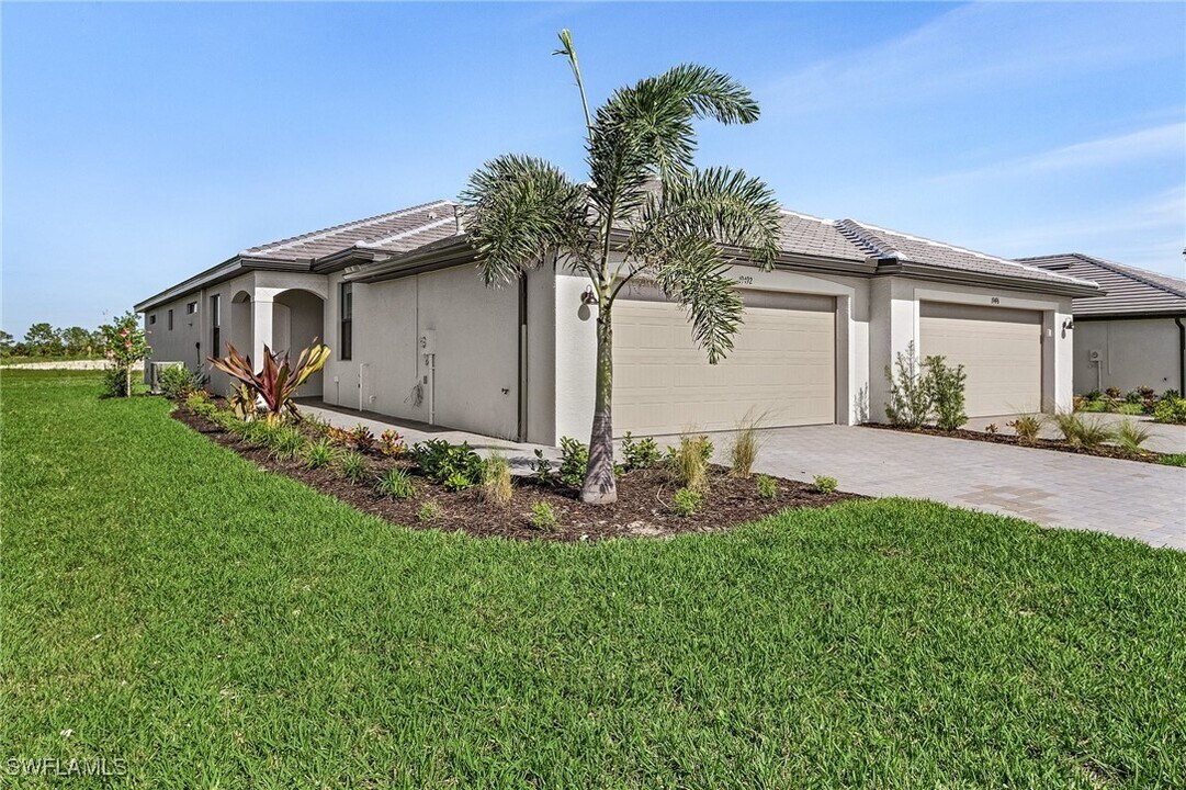 19621 Hinkley Dr in Estero, FL - Building Photo