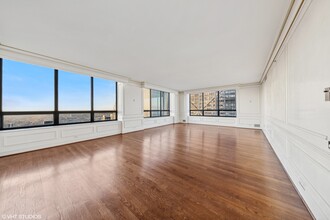 180 E Pearson St, Unit 4901 in Chicago, IL - Building Photo - Building Photo
