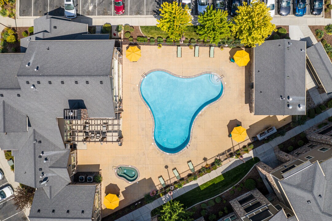 San Tropez Apartments & Townhomes in South Jordan, UT - Foto de edificio