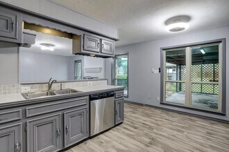 10407 Fairview Dr in Conroe, TX - Building Photo - Building Photo