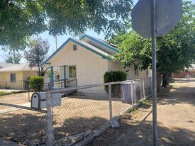 127 Lincoln Ave in Bakersfield, CA - Building Photo