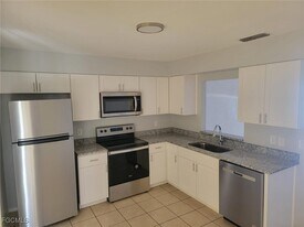 3165 E Riverside Dr in Ft. Myers, FL - Building Photo
