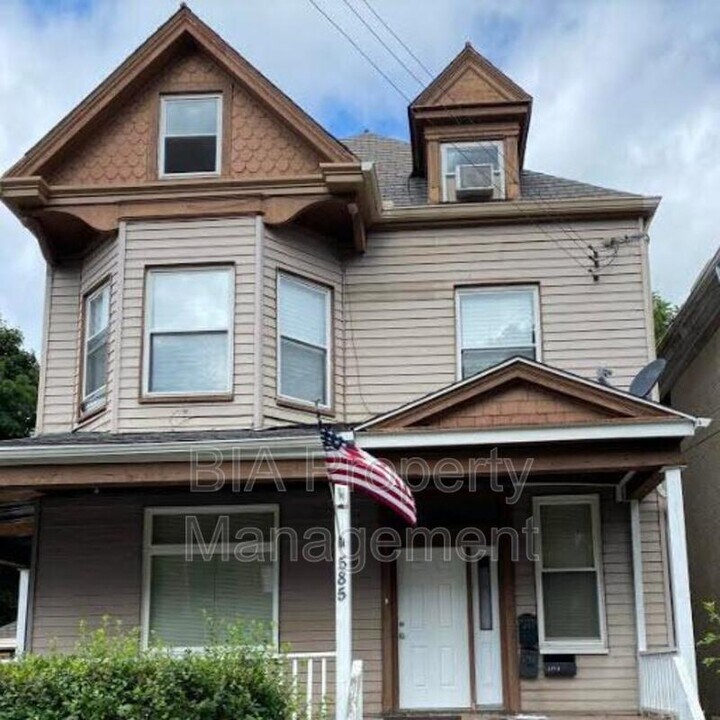 585 Forest Ave in Pittsburgh, PA - Building Photo