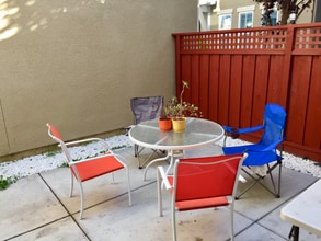 910 Montage Cir in East Palo Alto, CA - Foto de edificio - Building Photo