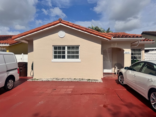 2849 W 71st St in Hialeah, FL - Building Photo - Building Photo