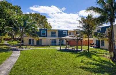 Pelican Pointe in Boynton Beach, FL - Building Photo - Building Photo