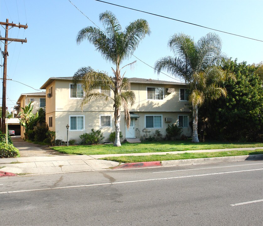 12261 Chandler Blvd in Valley Village, CA - Foto de edificio