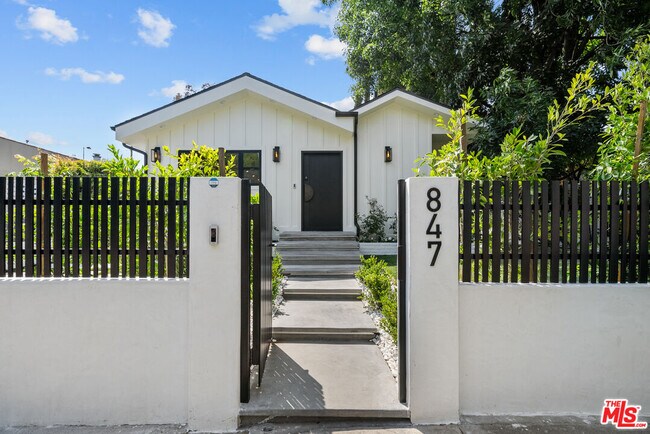 847 Huntley Dr in West Hollywood, CA - Building Photo - Building Photo