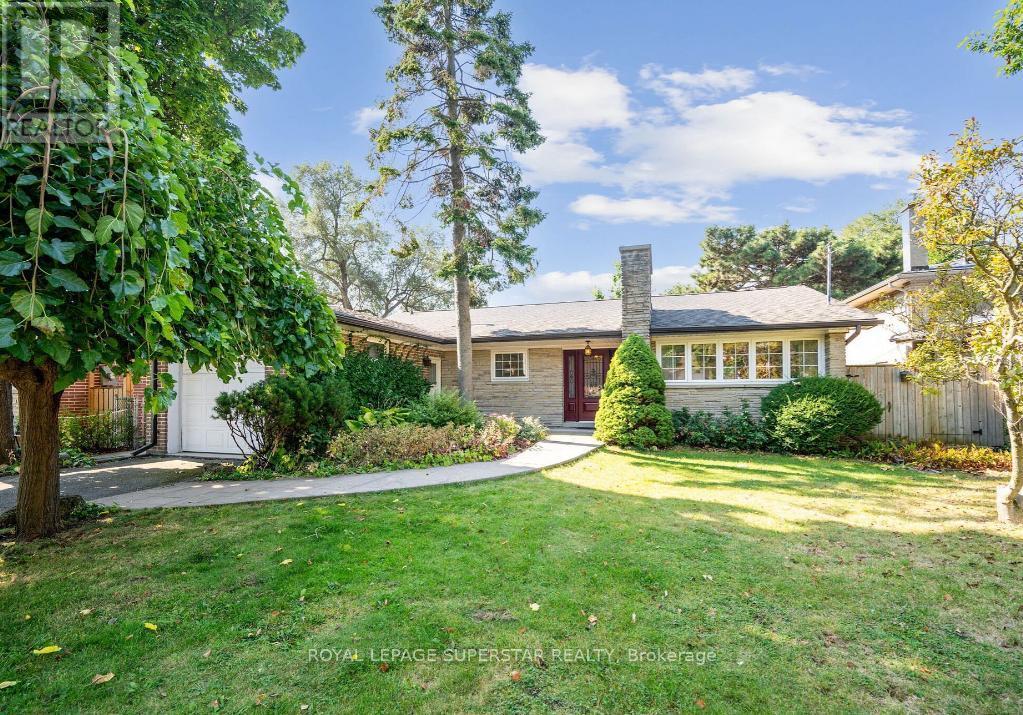 15 Quinby Ct in Toronto, ON - Building Photo