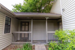 2201 Hartsfield Rd in Tallahassee, FL - Building Photo