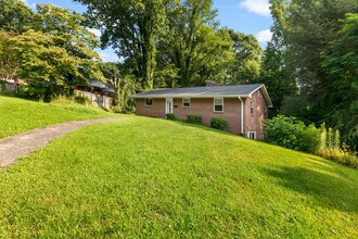 68 Wilshire Dr in Asheville, NC - Building Photo - Building Photo