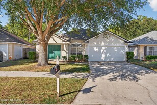 8342 Staplehurst Dr W in Jacksonville, FL - Building Photo