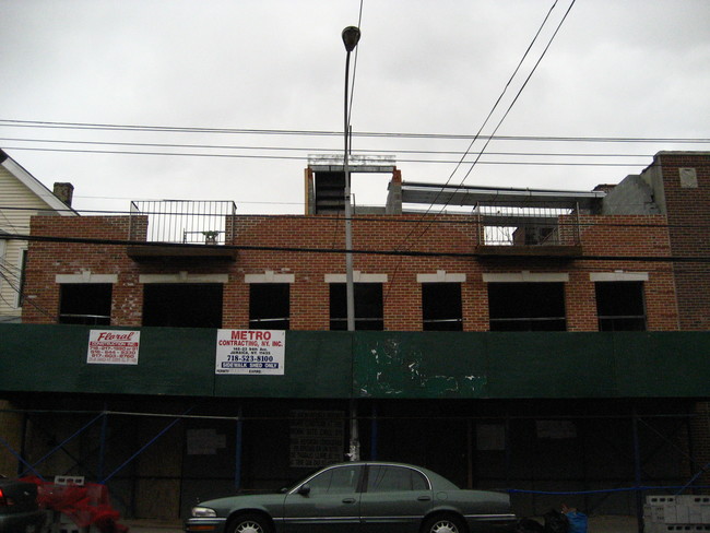 10223 43rd Ave in Flushing, NY - Foto de edificio - Building Photo