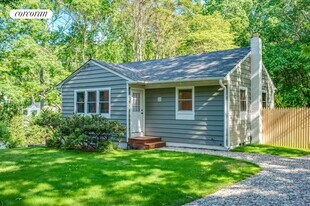 22 Laurel Ln in Sag Harbor, NY - Building Photo
