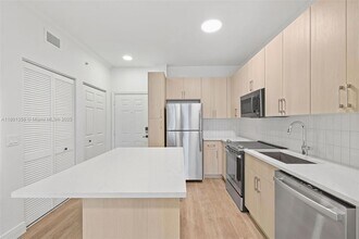 10170 SW 7th St, Unit 20-205 in Pembroke Pines, FL - Building Photo - Building Photo