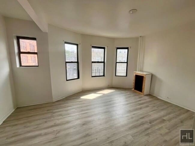 15 Lawrence St
