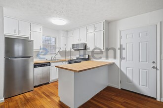 5893 N Castlegate Dr in Atlanta, GA - Foto de edificio - Building Photo