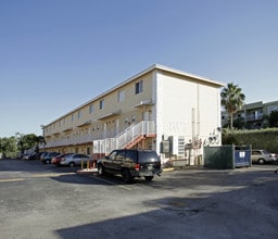 La Villas De Fountainbleu in Miami, FL - Building Photo - Building Photo
