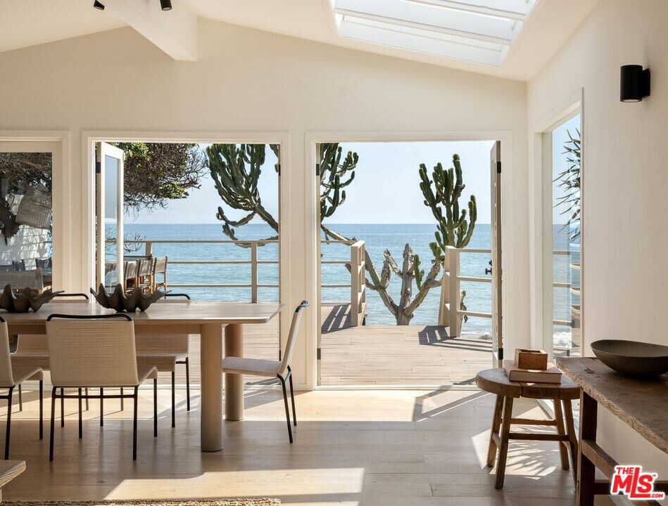 27314 Pacific Coast Hwy in Malibu, CA - Building Photo