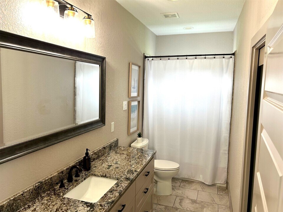 25024 Sausalito Dr in Galveston, TX - Building Photo