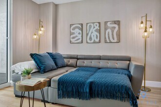 1200 Brickell Bay Dr in Miami, FL - Foto de edificio - Building Photo