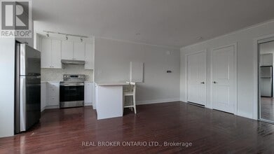 2209 Gerrard St E in Toronto, ON - Building Photo - Building Photo