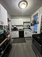 2421 Lunt W Ave, Unit FirstFloor in Chicago, IL - Foto de edificio - Building Photo