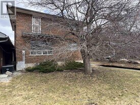 915 Taunton Rd E in Whitby, ON - Building Photo