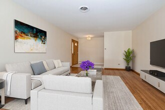 10012 S Komensky Ave in Oak Lawn, IL - Building Photo - Building Photo