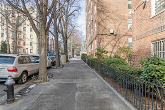 325 E 201st St in Bronx, NY - Building Photo - Building Photo