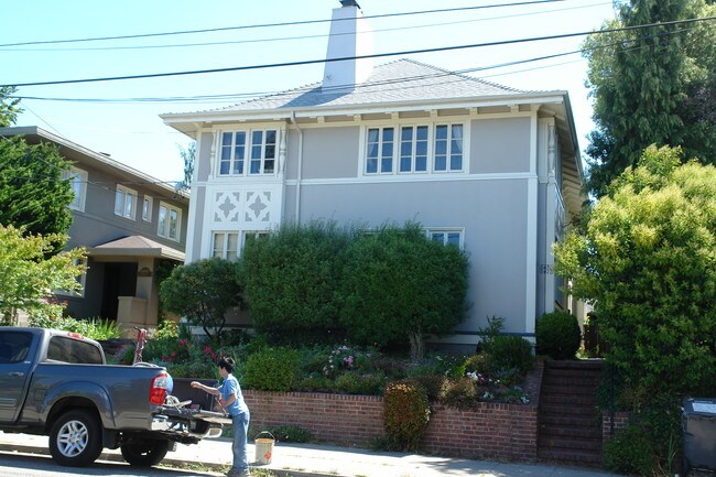 6478-6480 Benvenue Ave in Oakland, CA - Foto de edificio - Building Photo