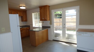 646 Charles Ave S in Salem, OR - Foto de edificio - Building Photo