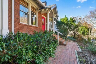 719 Elkmont Dr NE in Atlanta, GA - Building Photo