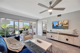 668 Broad Ave S, Unit J668 in Naples, FL - Foto de edificio - Building Photo