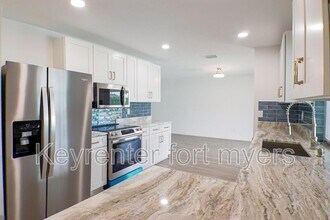 911 SE 19th St in Cape Coral, FL - Building Photo - Building Photo