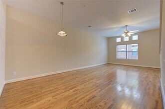 11315 S Main St, Unit 204 in Houston, TX - Building Photo - Building Photo